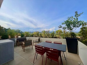 Outdoor dining - 2BR Apartment in Cogolin - For 4 - A/C - Parking (Cogolin)