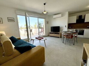 TV - 2BR Apartment in Cogolin - For 4 - A/C - Parking (Cogolin)