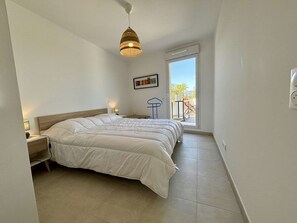 1 bedroom, wheelchair access - 2BR Apartment in Cogolin - For 4 - A/C - Parking (Cogolin)