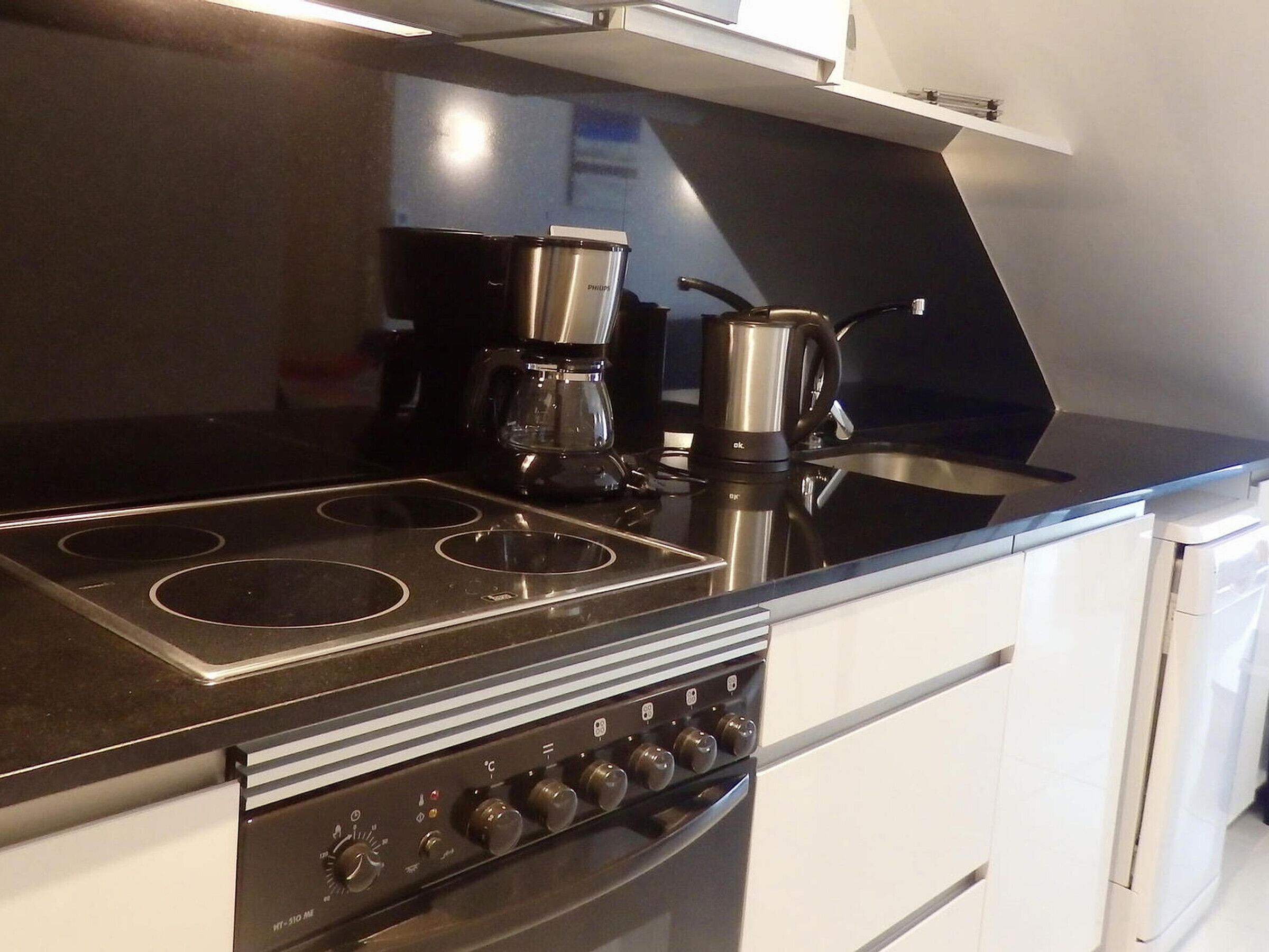 Een magnetron, een oven, een vaatwasser