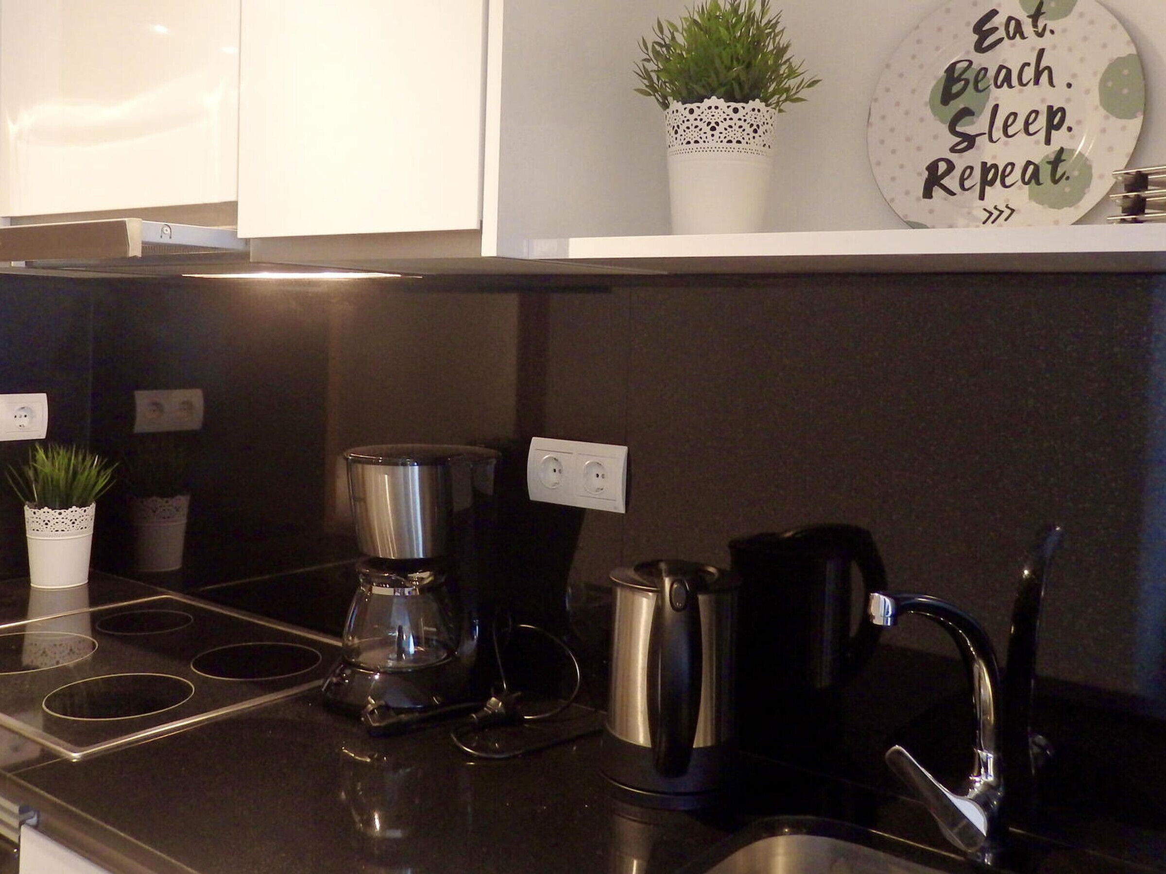 Micro-ondes, four, lave-vaisselle, cafetière/bouilloire