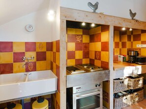 Kühlschrank, Ofen, Wasserkocher mit Kaffee-/Teezubehör
