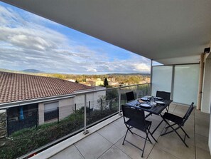 Outdoor dining - 3-Room Apartment in Cogolin, 4 Pers with Parking Included (Cogolin)