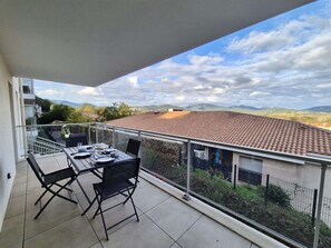 Outdoor dining - 3-Room Apartment in Cogolin, 4 Pers with Parking Included (Cogolin)