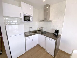 Réfrigérateur, micro-ondes, lave-vaisselle, cafetière/bouilloire