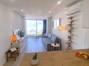 TV - Beautiful renovated apartment with pool, terrace, and parking 450m from the beach - sleeps 3 (Roses)