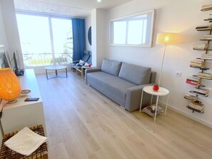 TV - Beautiful renovated apartment with pool, terrace, and parking 450m from the beach - sleeps 3 (Roses)