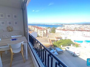 Interior - Beautiful renovated apartment with pool, terrace, and parking 450m from the beach - sleeps 3 (Roses)