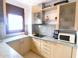 Kühlschrank, Mikrowelle, Wasserkocher mit Kaffee-/Teezubehör