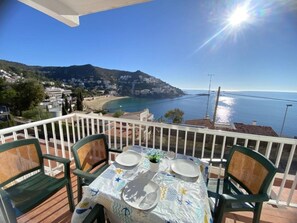 Outdoor dining - Beautiful apartment 200m from the beach with terrace and garage in Roses (Roses)