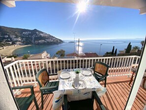 Outdoor dining - Beautiful apartment 200m from the beach with terrace and garage in Roses (Roses)