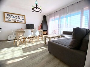 TV - Beautiful apartment 200m from the beach with terrace and garage in Roses (Roses)