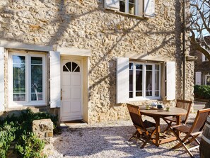Outdoor dining - Charming 2-Bedroom Cottage in Vineyard Estate, Near Narbonne-Plage, Sleeps 5, with WiFi and Parking (Narbonne-Narbonne Plage-Narbonne Plage)