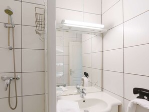 Bathroom - Charming 2-Bedroom Cottage in Vineyard Estate, Near Narbonne-Plage, Sleeps 5, with WiFi and Parking (Narbonne-Narbonne Plage-Narbonne Plage)