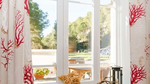 A room with a large window, a woven basket on the windowsill, and a lantern on the floor. - Charming 2-Bedroom Cottage in Vineyard Estate, Near Narbonne-Plage, Sleeps 5, with WiFi and Parking (Narbonne-Narbonne Plage-Narbonne Plage)