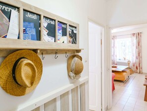 Interior - Charming 2-Bedroom Cottage in Vineyard Estate, Near Narbonne-Plage, Sleeps 5, with WiFi and Parking (Narbonne-Narbonne Plage-Narbonne Plage)