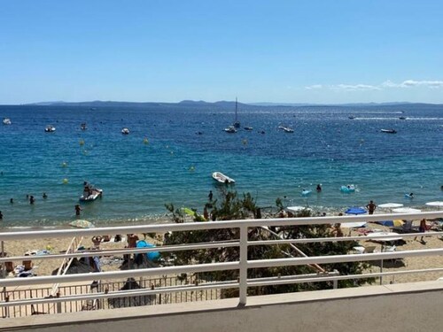 Bel appartement rénové en bord de plage avec parking privé à Roses