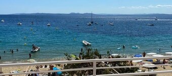 Beautiful renovated beachfront apartment with private parking in Roses