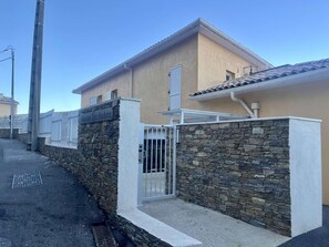 Exterior - Modern Air-Conditioned Apartment in Cogolin with Parking (Cogolin)