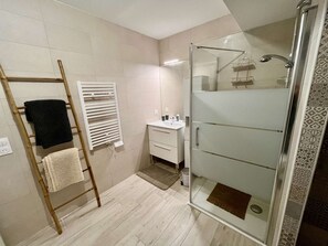 Hair dryer - Modern Air-Conditioned Apartment in Cogolin with Parking (Cogolin)