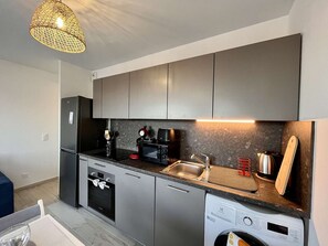 Refrigerador, microondas, horno y parrilla de estufa 