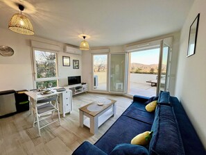 TV - Modern Air-Conditioned Apartment in Cogolin with Parking (Cogolin)