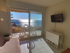 TV - Charming T2 by the sea with AC and wifi, Sète (Sète)