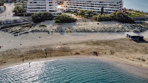 A coastal hotel with multiple floors, a beach in front, and a clear view of the sea. - Charming T2 by the sea with AC and wifi, Sète (Sète)