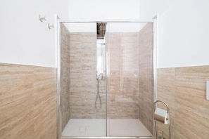 Hårtørrer, bidet, håndklæder, Sæbe