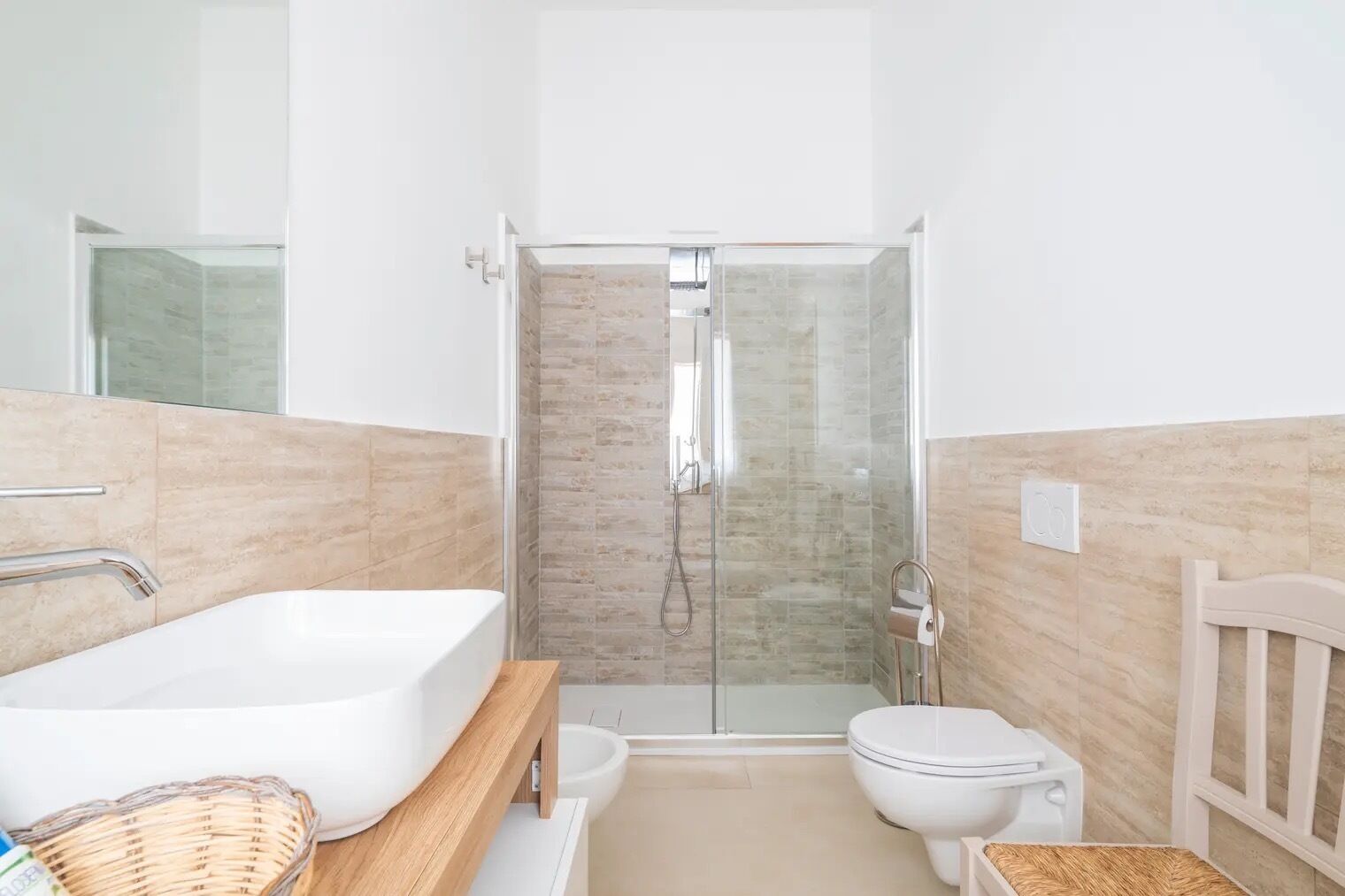 Sèche-cheveux, bidet, serviettes fournies, savon