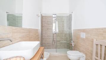 Sèche-cheveux, bidet, serviettes fournies, savon