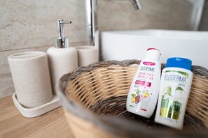 ヘアドライヤー、ビデ、タオル、石鹸