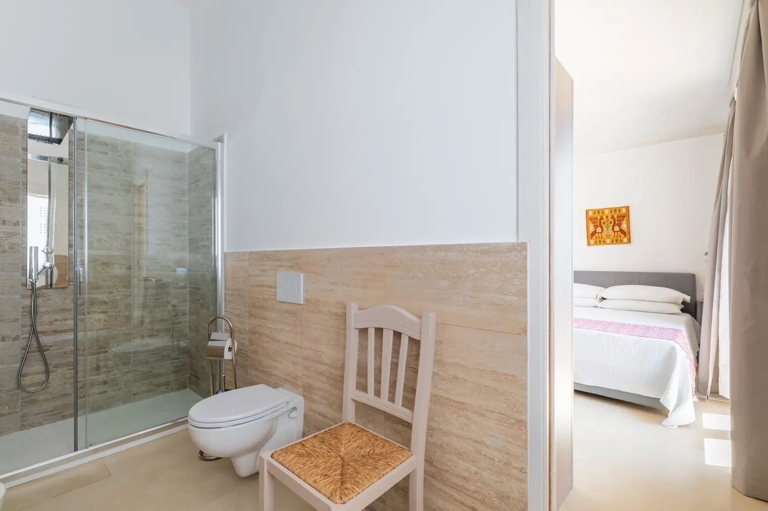 Sèche-cheveux, bidet, serviettes fournies, savon