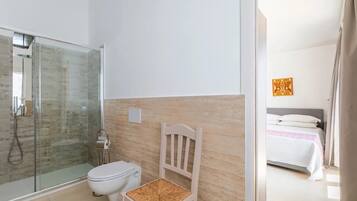 Sèche-cheveux, bidet, serviettes fournies, savon