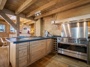 Private kitchen - Luxury Chalet: 13 Guests, Jacuzzi, Pets Allowed (Saint-Gervais-les-Bains)