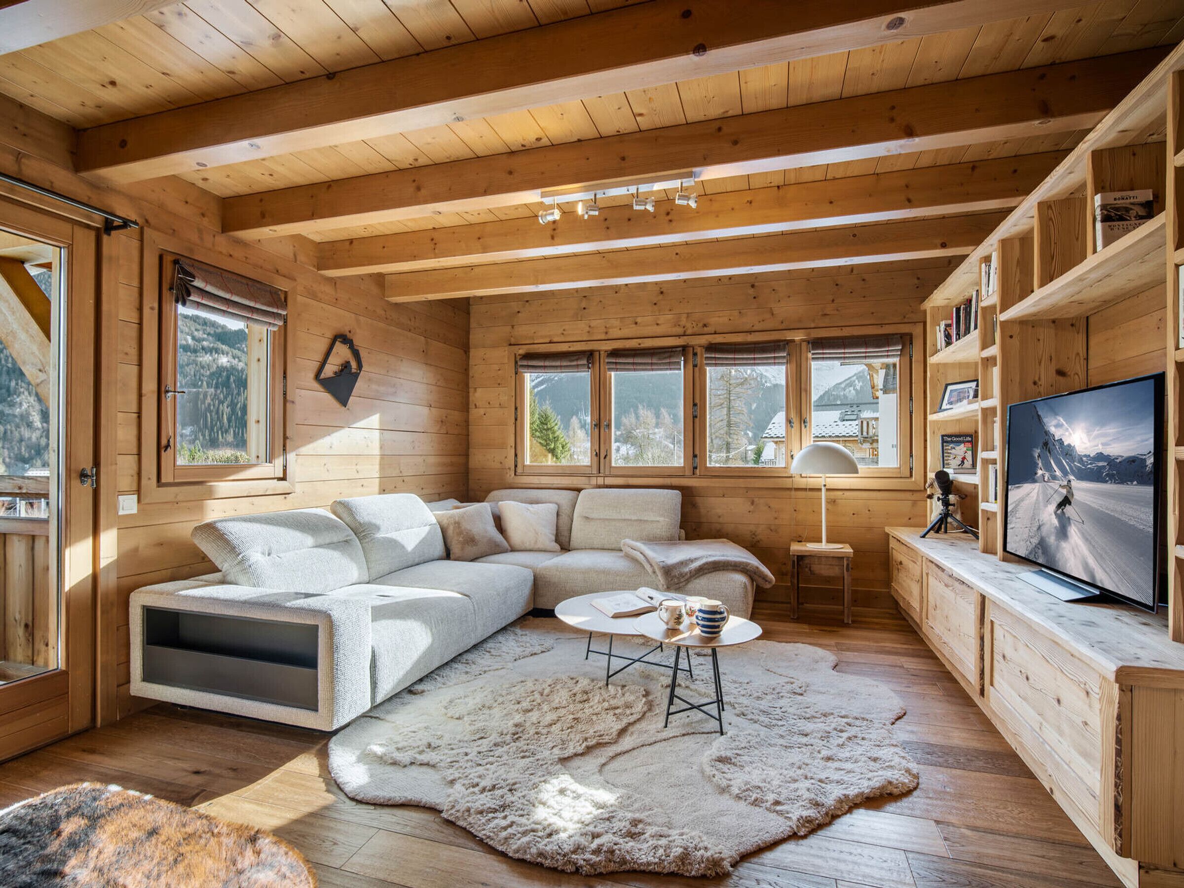 Una televisión, una chimenea