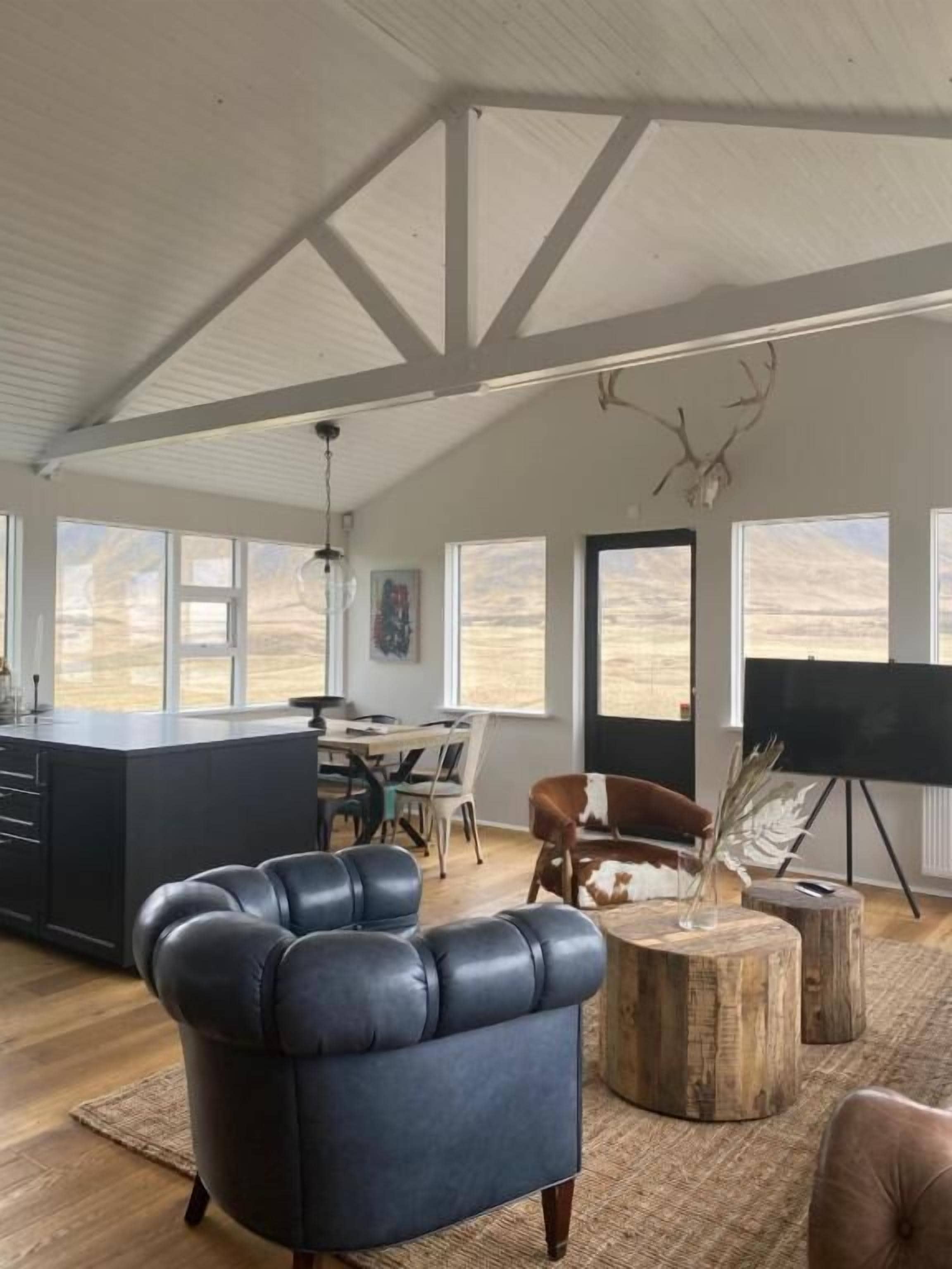 The Lake House | Wohnbereich | 45-Zoll-Smart-TV mit Digitalempfang, Netflix, Streaming-Dienste