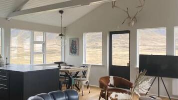 The Lake House | Wohnbereich | 45-Zoll-Smart-TV mit Digitalempfang, Netflix, Streaming-Dienste