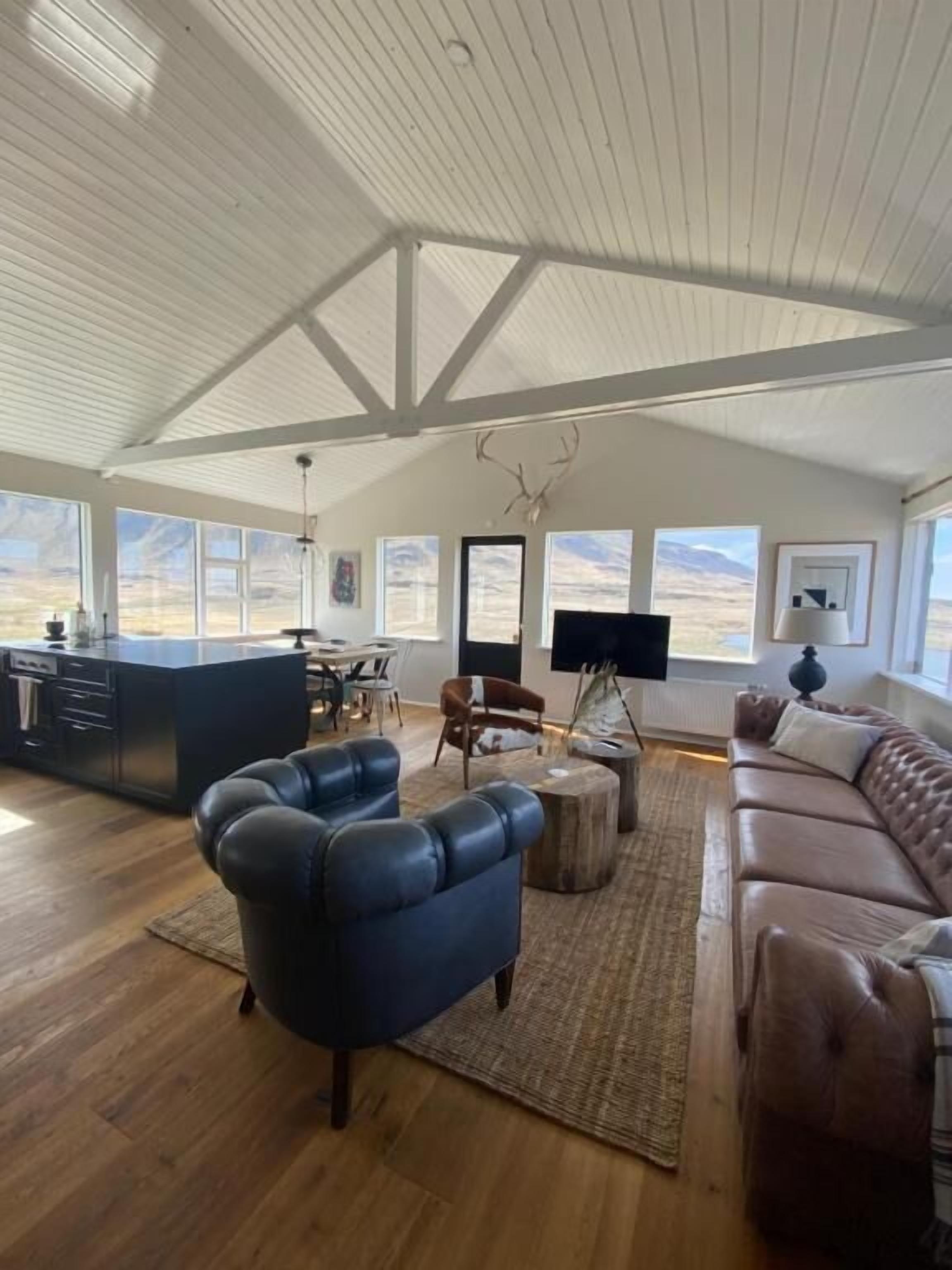 Hus, 2 soverom, kjøkken, utsikt mot innsjø | Oppholdsområde | En 45-tommers smart-TV med digitale kanaler samt Netflix