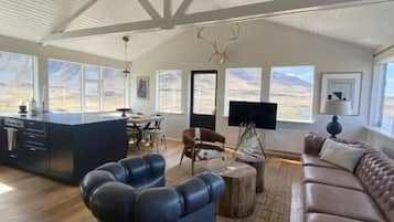 Hus, 2 soverom, kjøkken, utsikt mot innsjø | Oppholdsområde | En 45-tommers smart-TV med digitale kanaler samt Netflix