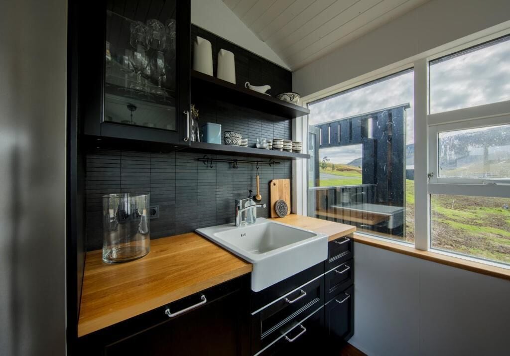 The Lake House | مطبخ خاص | ما كينة لصنع الإسبريسو، غلّاية كهربائية، كرسي للأطفال