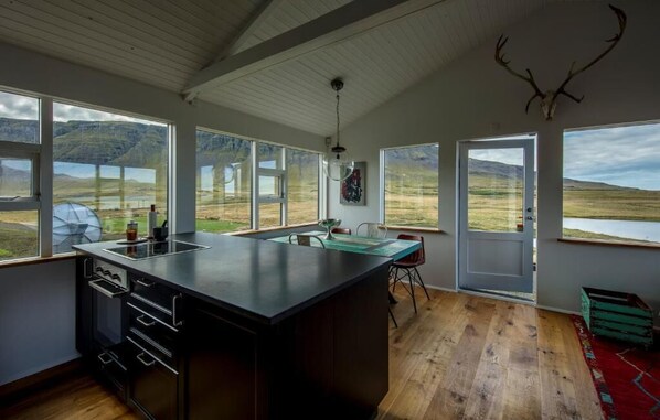 Casa, 2 quartos, cozinha, vista para o lago | Cozinha privada | Máquina de café expresso, chaleira elétrica, cadeirão de bebê