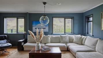 Hus, 3 soverom, kjøkken, fjellutsikt | Oppholdsområde | En 45-tommers smart-TV med digitale kanaler samt Netflix