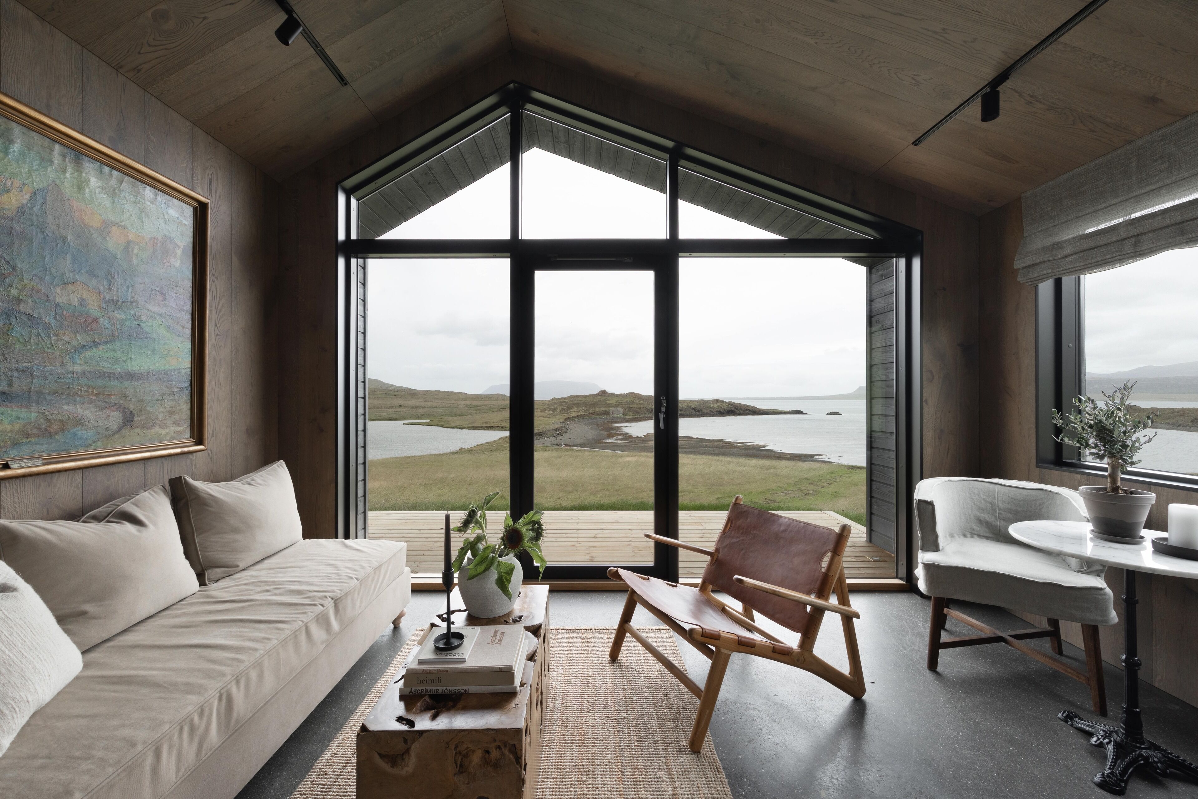 Chalet, 1 King Bed, Patio, Lake View | Living area