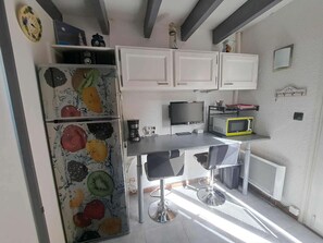 Een koelkast, een magnetron, een kookplaat