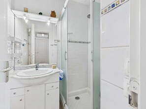 Bathroom - 3-room Apartment with Air Conditioning and Parking in Marseillan (Marseillan)