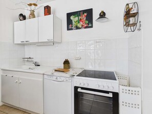 Fridge, microwave, oven, stovetop - 3-room Apartment with Air Conditioning and Parking in Marseillan (Marseillan)