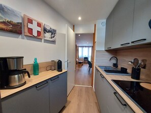 Fridge, microwave, oven, stovetop - Renovated apartment near slopes for 6-7 ppl, Valmorel (Valmorel)