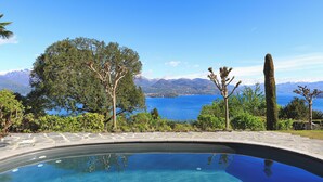 Una piscina con vistas a un lago y montañas.