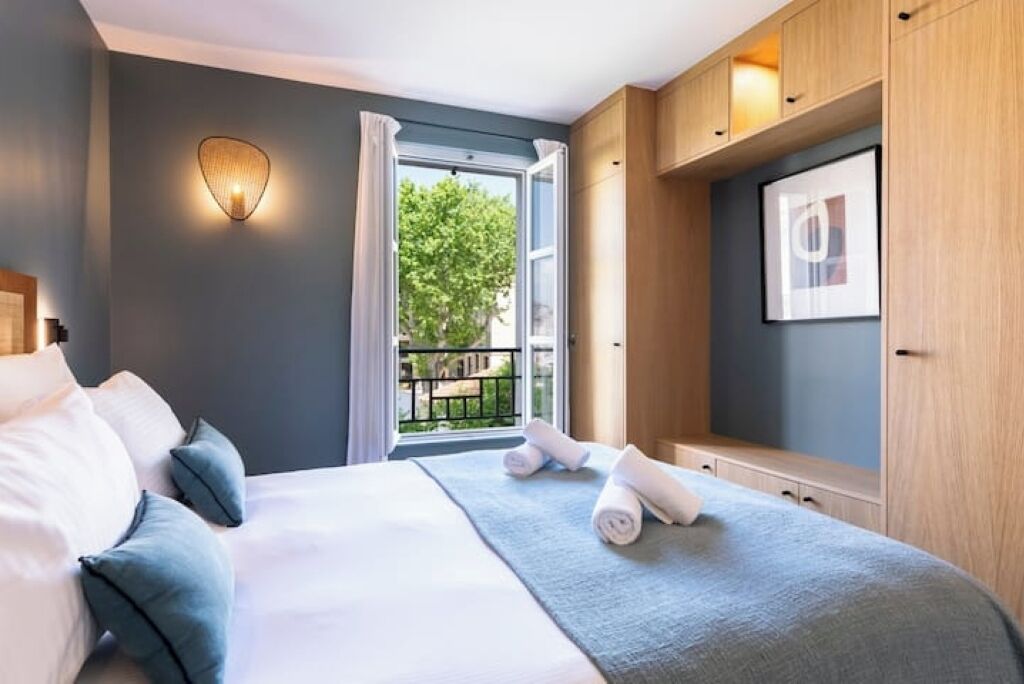 Coffres-forts dans les chambres, fer et planche à repasser